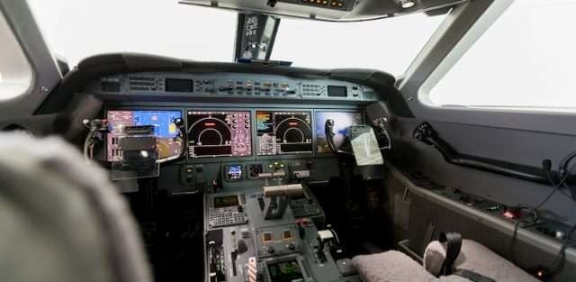 Blick in ein modernes Flugzeugcockpit mit digitalen Navigationsanzeigen